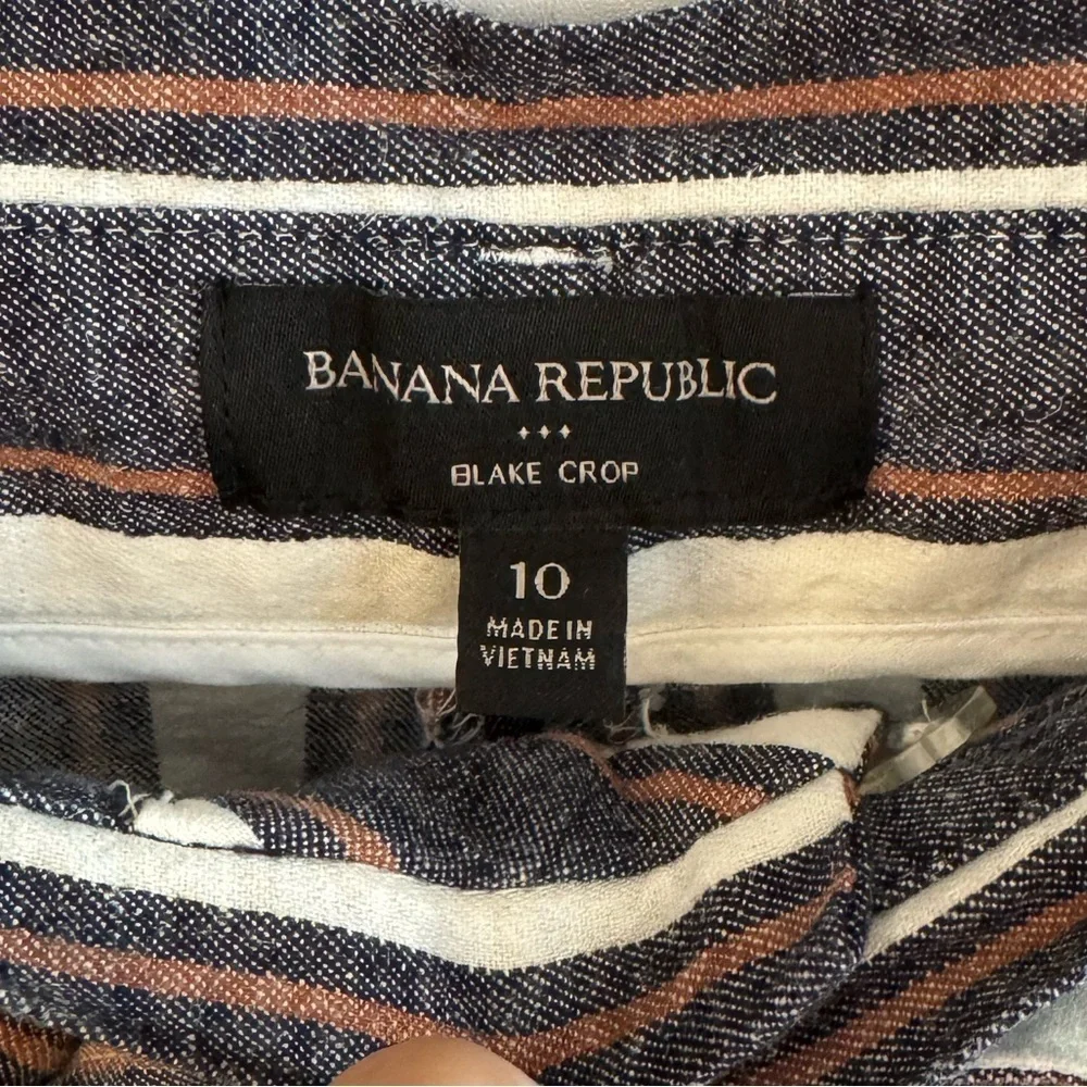 Women’s Banana Republic blue/cream stripe Blake crop linen blend pants 10